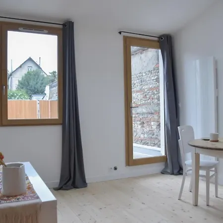 Beautiful Studio Ideal For 2 Near The City